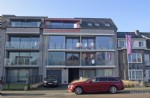 Luxe appartement in een gloednieuwe residentie, op 5 minuutjes wandelafstand van de winkels en het strand. Dit appartement gelegen op de 3de en hoogste verdieping biedt u: een mooie woonkamer met aangenaam open uitzicht en terras, stijlvolle en volledig ingerichte keukenhoek, inkomhall met afzonderlijk toilet, bergplaats met aansluiting wasmachine, badkamer met ligbad, 2 slaapkamers en individuele centrale verwarming op gas. Zeer energiezuinig appartement dankzij de hoge isolatiegraad, onmiddellijk beschikbaar! Bij de vermelde huurprijs komen er geen bijkomende kosten gebouw/syndic. Onder deze tekst bij "documenten" vindt u een grondplan (18/006)